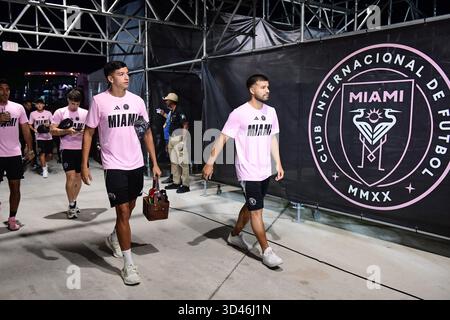 Fort Lauderdale, USA. November 2025. Inter Miami CF-Verteidiger Tomás Avilés (6) und Inter Miami CF-Verteidiger Marcelo Weigandt (57) betreten das Stadion vor dem Spiel zwischen Inter Miami und Nashville im Chase Stadium in Fort Lauderdale, Florida am 8. November 2025. (Foto: JC Ruiz/SIPA USA) Credit: SIPA USA/Alamy Live News Stockfoto
