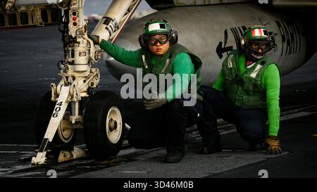 Luftfahrt Boatswain's Mate (Ausrüstung) Airman Alainetrunks Guinto (links) und Luftfahrt Boatswain's Mate (Ausrüstung) Juan Pascualvilcherrez, beide dem Air Department an Bord des weltweit größten Flugzeugträgers USS Gerald R. Ford (CVN 78) zugewiesen, führen Vorabkontrollen an einer F/A-18E Super Hornet durch, die an der Strike Fighter Squadron 87 befestigt ist, auf einem der Bugkatapulte des Schiffes, 5. November 2025. Gerald R. Ford, ein erstklassiger Nuklearflugzeugträger der Carrier Strike Group 12, befindet sich im Einsatzgebiet der 6. US-Flotte, um den Kampfeinsatz effektiv zu unterstützen Stockfoto