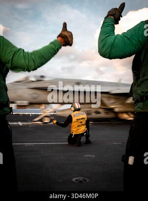 Die 1. Klasse Spencer Taylor, 2025 die dem Air Department an Bord des weltweit größten Flugzeugträgers, USS Gerald R. Ford (CVN 78), zugewiesen wurde, signalisiert den Start einer F/A-18E Super Hornet, die an die Strike Fighter Squadron 87 angeschlossen ist, vom Bugkatapulte des Schiffes aus. Gerald R. Ford, ein erstklassiger Nuklearflugzeugträger der Carrier Strike Group 12, befindet sich im Einsatzgebiet der 6. US-Flotte, um die Effektivität, die Letalität und die Bereitschaft der US-Marinestreitkräfte Europa-Afrika zu unterstützen und die US-amerikanischen Streitkräfte Allie zu verteidigen Stockfoto