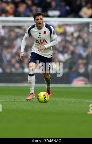 London, Großbritannien. November 2025. Pedro Porro von Tottenham Hotspur in Aktion. Premier League-Spiel Tottenham Hotspur gegen Manchester United am Samstag, den 8. November 2025, im Tottenham Hotspur Stadium in London. Dieses Bild darf nur für redaktionelle Zwecke verwendet werden. Nur redaktionelles Bild von Andrew Orchard/Alamy Live News Stockfoto