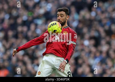 London, Großbritannien. November 2025. Bruno Fernandes von Manchester United in Aktion. Premier League-Spiel Tottenham Hotspur gegen Manchester United am Samstag, den 8. November 2025, im Tottenham Hotspur Stadium in London. Dieses Bild darf nur für redaktionelle Zwecke verwendet werden. Nur redaktionelles Bild von Andrew Orchard/Alamy Live News Stockfoto