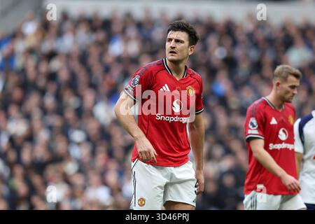 London, Großbritannien. November 2025. Harry Maguire von Manchester United schaut zu. Premier League-Spiel Tottenham Hotspur gegen Manchester United am Samstag, den 8. November 2025, im Tottenham Hotspur Stadium in London. Dieses Bild darf nur für redaktionelle Zwecke verwendet werden. Nur redaktionelles Bild von Andrew Orchard/Alamy Live News Stockfoto