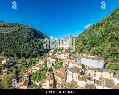 Von oben nach unten Blick auf das Schloss Monterivoso in Italien Stockfoto