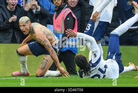London, Großbritannien. November 2025. Tottenham Hotspur / Manchester United - Premier League - Tottenham Hotspur Stadium - London. Richarlison feiert sein Ziel. Bildnachweis: Mark Pain / Alamy Live News Stockfoto