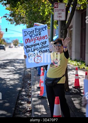 Pleasant Hill, CA, USA, 8. November 2025, Rallye, märz, Honk and Wave Event unterstützt Veteranenrechte und „Food for the People, Not Gatsby Parties!“. Stockfoto