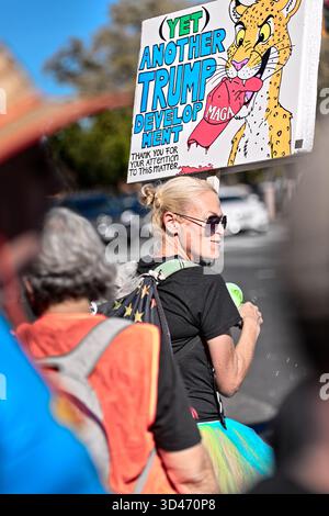 Pleasant Hill, CA, USA, 8. November 2025, Rallye, märz, Honk and Wave Event unterstützt Veteranenrechte und „Food for the People, Not Gatsby Parties!“. Stockfoto