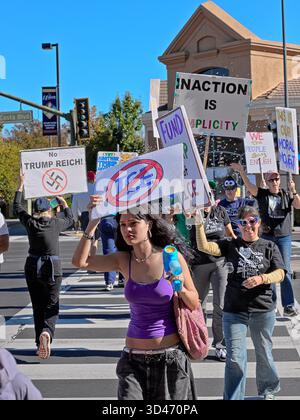 Pleasant Hill, CA, USA, 8. November 2025, Rallye, märz, Honk and Wave Event unterstützt Veteranenrechte und „Food for the People, Not Gatsby Parties!“. Stockfoto