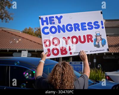 Pleasant Hill, CA, USA, 8. November 2025, Rallye, märz, Honk and Wave Event unterstützt Veteranenrechte und „Food for the People, Not Gatsby Parties!“. Stockfoto