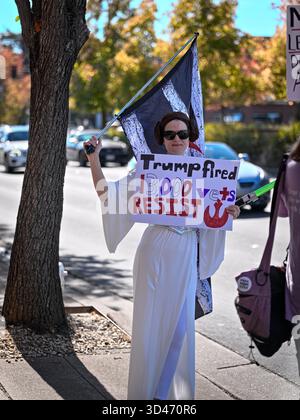 Pleasant Hill, CA, USA, 8. November 2025, Rallye, märz, Honk and Wave Event unterstützt Veteranenrechte und „Food for the People, Not Gatsby Parties!“. Stockfoto