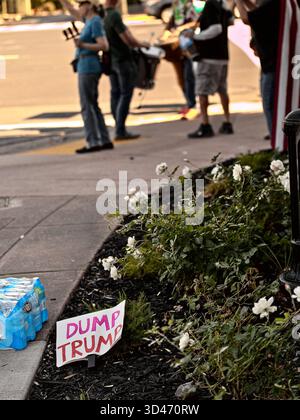 Pleasant Hill, CA, USA, 8. November 2025, Rallye, märz, Honk and Wave Event unterstützt Veteranenrechte und „Food for the People, Not Gatsby Parties!“. Stockfoto