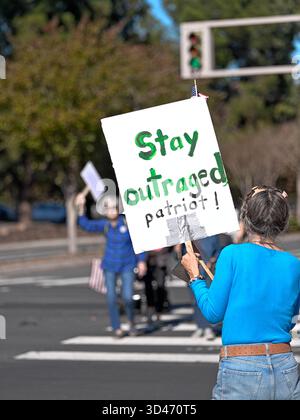Pleasant Hill, CA, USA, 8. November 2025, Rallye, märz, Honk and Wave Event unterstützt Veteranenrechte und „Food for the People, Not Gatsby Parties!“. Stockfoto