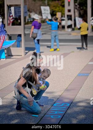 Pleasant Hill, CA, USA, 8. November 2025, Rallye, märz, Honk and Wave Event unterstützt Veteranenrechte und „Food for the People, Not Gatsby Parties!“. Stockfoto