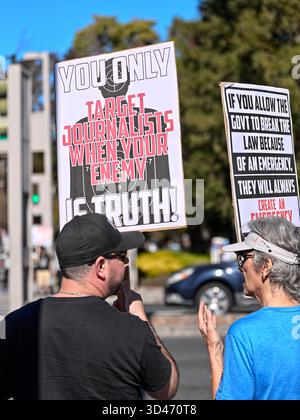 Pleasant Hill, CA, USA, 8. November 2025, Rallye, märz, Honk and Wave Event unterstützt Veteranenrechte und „Food for the People, Not Gatsby Parties!“. Stockfoto