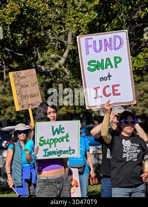 Pleasant Hill, CA, USA, 8. November 2025, Rallye, märz, Honk and Wave Event unterstützt Veteranenrechte und „Food for the People, Not Gatsby Parties!“. Stockfoto