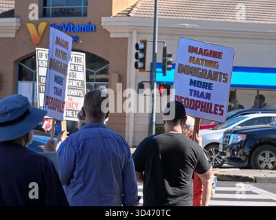 Pleasant Hill, CA, USA, 8. November 2025, Rallye, märz, Honk and Wave Event unterstützt Veteranenrechte und „Food for the People, Not Gatsby Parties!“. Stockfoto