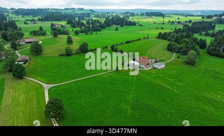 Blick aus der Vogelperspektive auf die Schweizer Landschaft Bauernhaus, Green Fields und Rolling Hills in der Schweiz Stockfoto