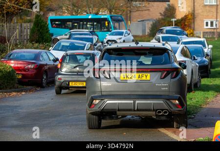 Milton Keynes, Bucks, Großbritannien - Nov. 2025: Parkplatz in einer normalen britischen Seitenstraße Stockfoto