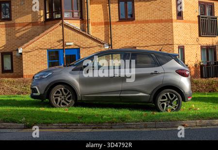 Milton Keynes, Bucks, Großbritannien - Nov. 8. 2025: Auto parkt an einem Grasrand, um doppelte gelbe Linien zu vermeiden Stockfoto