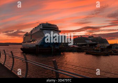 Das Kreuzfahrtschiff legte am Salish Sea Port vor einem Abendhimmel mit wunderschönen Wolken im Victoria Harbour, British Columbia, Kanada an Stockfoto