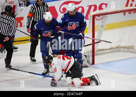 Buffalo, New York, USA. November 2025. Die US-amerikanische Stürmerin Britta Curl-Salem (17) und der Verteidiger Haley Winn (8) kämpfen in der zweiten Periode gegen das Team Canada. Das Team USA Women's National Team war Gastgeber des kanadischen Women's National Teams in einem Spiel der Canada USA Rivalry Series im Key Bank Center in Buffalo, New York. (Jonathan Tenca/CSM). Quelle: csm/Alamy Live News Stockfoto