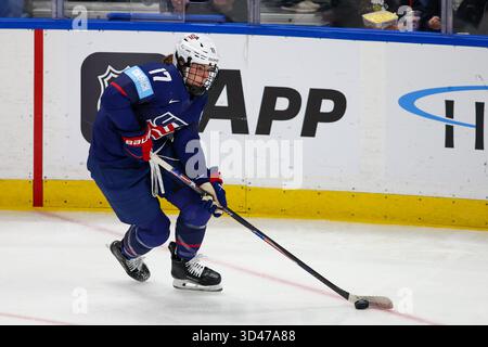 Buffalo, New York, USA. November 2025. Team USA Stürmer Britta Curl-Salem (17) skatet in der zweiten Periode in einem Spiel gegen Team Canada. Das Team USA Women's National Team war Gastgeber des kanadischen Women's National Teams in einem Spiel der Canada USA Rivalry Series im Key Bank Center in Buffalo, New York. (Jonathan Tenca/CSM). Quelle: csm/Alamy Live News Stockfoto