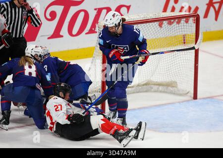 Buffalo, New York, USA. November 2025. Team USA Stürmer Britta Curl-Salem (17) wirft in der zweiten Periode einen Treffer gegen Team Canada. Das Team USA Women's National Team war Gastgeber des kanadischen Women's National Teams in einem Spiel der Canada USA Rivalry Series im Key Bank Center in Buffalo, New York. (Jonathan Tenca/CSM). Quelle: csm/Alamy Live News Stockfoto