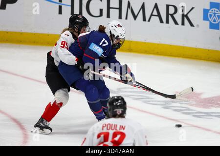 Buffalo, New York, USA. November 2025. Team USA Stürmer Britta Curl-Salem (17) skatet in der zweiten Periode in einem Spiel gegen Team Canada. Das Team USA Women's National Team war Gastgeber des kanadischen Women's National Teams in einem Spiel der Canada USA Rivalry Series im Key Bank Center in Buffalo, New York. (Jonathan Tenca/CSM). Quelle: csm/Alamy Live News Stockfoto