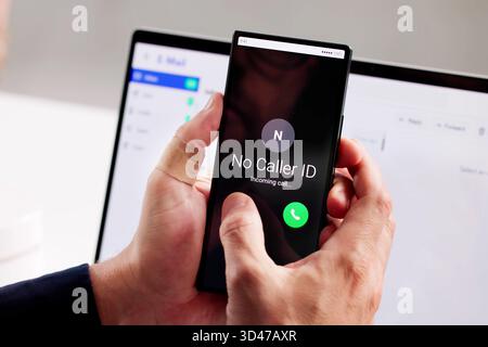 Verdächtiger Anruf Auf Dem Smartphone Führt Den Ermittler Zu Betrügerischem Telemarketing-Betrug Stockfoto