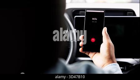 Young Black Man Fährt Mietwagen Durch Die Stadt, Konvertiert Auf Dem Smartphone. Stockfoto