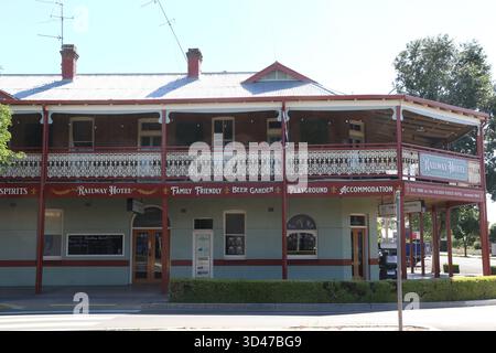 NSW, Australien. November 2025. Das Railway Hotel, Temora. Quelle: Richard Milnes/Alamy Stockfoto