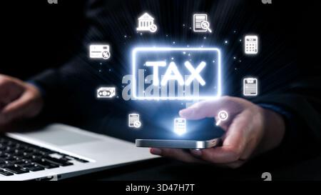 Konzeptionelles Bild zur Darstellung der digitalen Steuerverwaltung mit Smartphone-Display und Laptop, umgeben von Finanz- und steuerbezogenen Symbolen, die darstellen Stockfoto