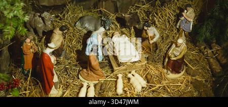 Krippenfiguren auf Strohhalm in der Weihnachtskrippe, Bannerform Stockfoto