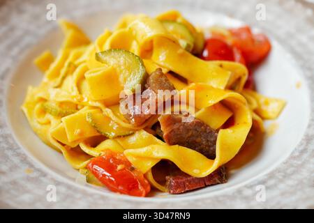 Italienische frische Tagliatelle mit Gemüse und Fleisch Stockfoto