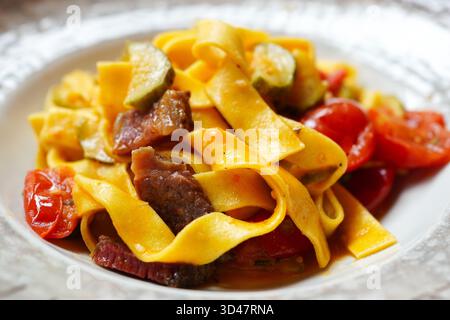 Italienische frische Tagliatelle mit Gemüse und Fleisch Stockfoto