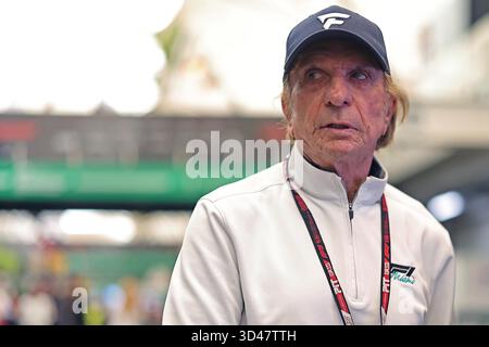Sao Poulo, Brasilien. November 2025. Der ehemalige F1-Fahrer Emerson Fittipaldi (BRA) kommt vor dem Sprint-Rennen des Formel 1 Grand Prix von Brasilien im Autodromo Jose Carlos Pace Credit: Action Plus Sports/Alamy Live News im Fahrerlager an Stockfoto