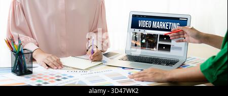 Video-Marketing-Konzept auf Laptop-Bildschirm. Video Marketing Werbung Business auf Social Media und zügiges Internet Network Technology Konzept Stockfoto