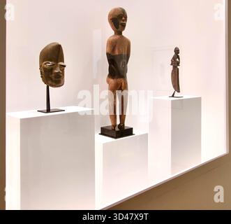 Afrikanische Kulturobjekte maskieren männliche Figur und Spalttrommel für Pablo Picasso auf der Ausstellung Museo Picasso Málaga Calle San Agustín Malaga Spanien Stockfoto