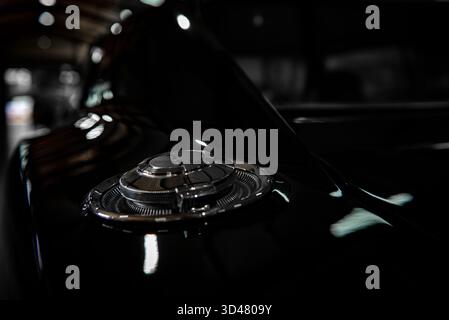 Nahaufnahme eines Tankdeckels für Oldtimer bei schlechten Lichtverhältnissen Stockfoto
