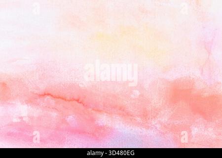 Makronaht eines handgemalten orange-rosa Aquarellverlaufs füllen den Hintergrund mit Aquarellflecken. Abstrakter texturierter Papierhintergrund. Stockfoto