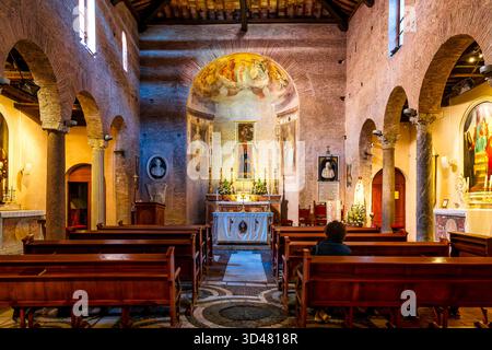 Kosmatesken-Boden aus dem 12. Jahrhundert, antike Säulen und mittelalterliche Fresken in San Benedetto in Piscinula, Rom, Italien. Stockfoto