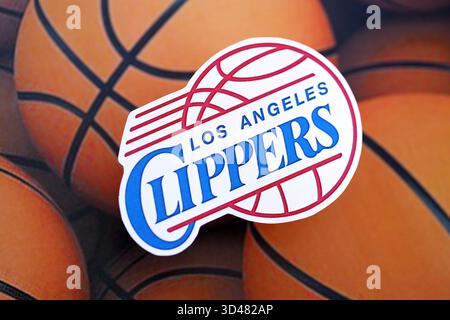 KIEW, UKRAINE - 23. FEBRUAR 2025 das Abzeichen des Basketballteams Los Angeles Clippers liegt auf dem Hintergrund-Banner für Basketballbälle Stockfoto