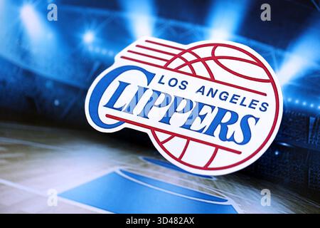 KIEW, UKRAINE - 23. FEBRUAR 2025 das Abzeichen des Basketballteams Los Angeles Clippers liegt auf dem Hintergrund-Banner des Basketballstadions Stockfoto