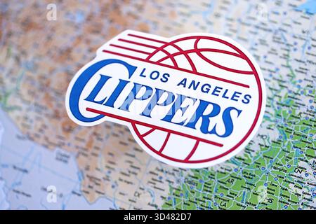 KIEW, UKRAINE - 23. FEBRUAR 2025 das Abzeichen des Basketballteams Los Angeles Clippers liegt auf dem Hintergrundbanner der USA-Karte Stockfoto