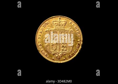 Königin Victoria 1819-1901 goldene halbe souveräne Münze datiert von 1853 rückseitiges Schild ausgeschnitten und isoliert auf schwarzem Hintergrund, antike Münzsammlung Stockfoto