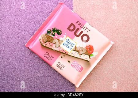 KIEW, UKRAINE - 19. APRIL 2025 Ritter Sport Fruity Duo Schokoladenriegel auf Papierhintergrund Nahaufnahme Stockfoto