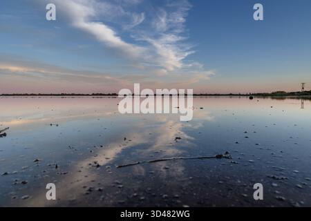 Sonnenuntergang über der Küstenlagune Korission im südlichen Teil der griechischen Insel Korfu, im Ionischen Meer Stockfoto