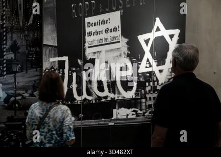 Jerusalem, Israel. November 2025. Besucher gehen an Ausstellungen vorbei, die die koordinierten Angriffe auf Kristallnacht, die Nacht des gebrochenen Glases, im Yad Vashem Holocaust Museum in Jerusalem beschreiben. Der 87. Jahrestag der Kristallnacht, der heute begangen wird, ist eine machtvolle und zeitnahe Erinnerung an die Gefahren des ungebremsten Hasses. Die feierliche Betrachtung erfolgt inmitten eines beispiellosen globalen Anstiegs des Antisemitismus in den letzten zwei Jahren seit Beginn des Israel-Hamas-Krieges, wobei antijüdische Vorfälle in großen Städten wie New York, London, Paris, Berlin und Sydney dramatisch zugenommen haben. Kredit: Nir Alo Stockfoto