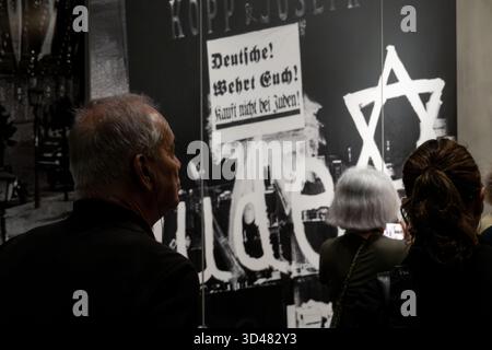 Jerusalem, Israel. November 2025. Besucher gehen an Ausstellungen vorbei, die die koordinierten Angriffe auf Kristallnacht, die Nacht des gebrochenen Glases, im Yad Vashem Holocaust Museum in Jerusalem beschreiben. Der 87. Jahrestag der Kristallnacht, der heute begangen wird, ist eine machtvolle und zeitnahe Erinnerung an die Gefahren des ungebremsten Hasses. Die feierliche Betrachtung erfolgt inmitten eines beispiellosen globalen Anstiegs des Antisemitismus in den letzten zwei Jahren seit Beginn des Israel-Hamas-Krieges, wobei antijüdische Vorfälle in großen Städten wie New York, London, Paris, Berlin und Sydney dramatisch zugenommen haben. Kredit: Nir Alo Stockfoto