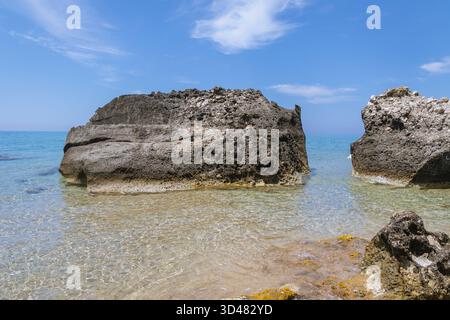 Felsen an einem Strand in der Stadt Agios Gordios an der Küste des Ionischen Meeres auf einer griechischen Insel Korfu Stockfoto