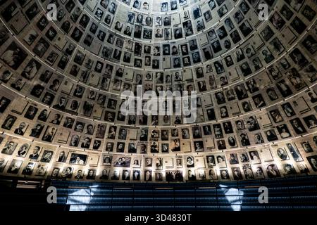 Jerusalem, Israel. November 2025. Besucher gehen an Ausstellungen vorbei, die die koordinierten Angriffe auf Kristallnacht, die Nacht des gebrochenen Glases, im Yad Vashem Holocaust Museum in Jerusalem beschreiben. Der 87. Jahrestag der Kristallnacht, der heute begangen wird, ist eine machtvolle und zeitnahe Erinnerung an die Gefahren des ungebremsten Hasses. Die feierliche Betrachtung erfolgt inmitten eines beispiellosen globalen Anstiegs des Antisemitismus in den letzten zwei Jahren seit Beginn des Israel-Hamas-Krieges, wobei antijüdische Vorfälle in großen Städten wie New York, London, Paris, Berlin und Sydney dramatisch zugenommen haben. Kredit: Nir Alo Stockfoto